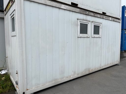 Längsseite mit 2 Fenstern